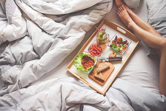 surprise à faire à sa copine avec un petit déjeune au lit